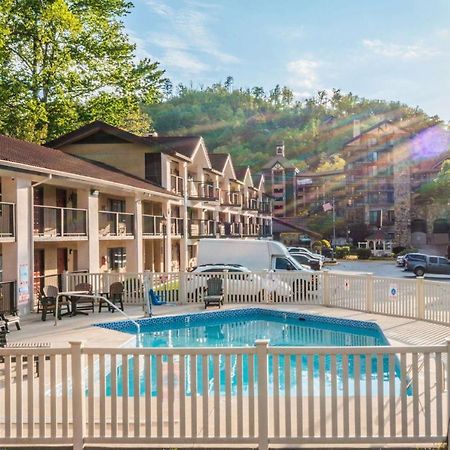 Super 8 By Wyndham Downtown Gatlinburg At Convention Center Hotel Exterior photo
