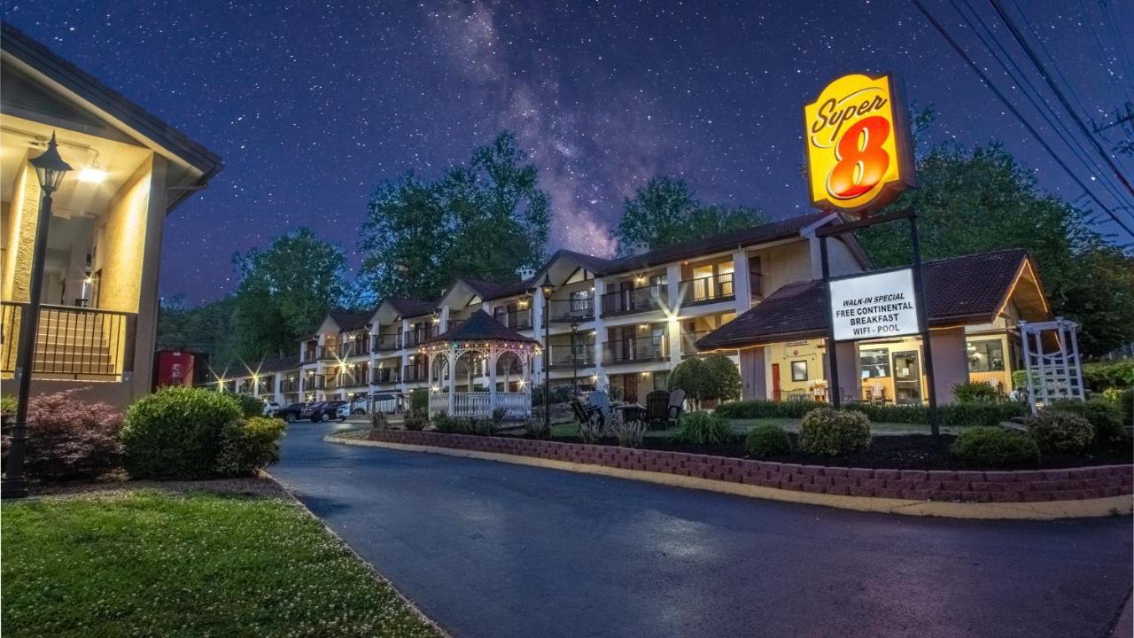 Super 8 By Wyndham Downtown Gatlinburg At Convention Center Hotel Exterior photo