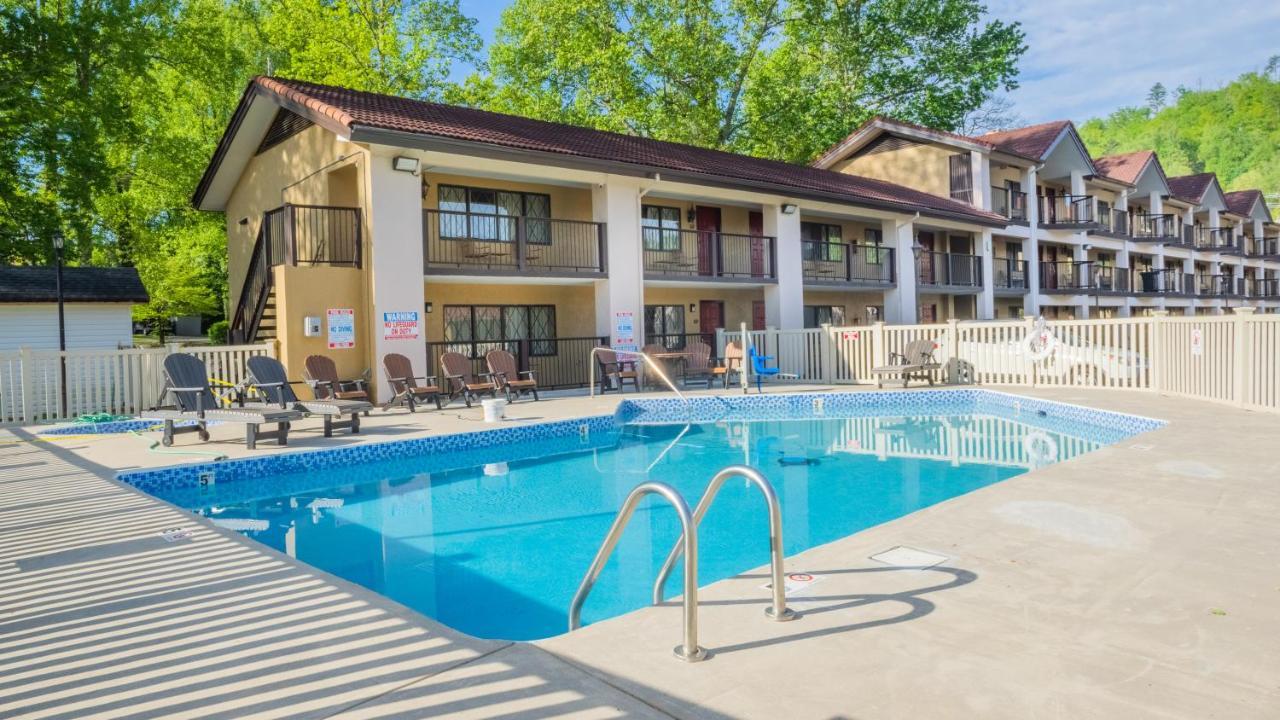 Super 8 By Wyndham Downtown Gatlinburg At Convention Center Hotel Exterior photo