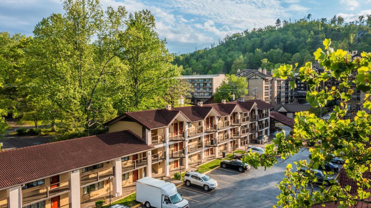 Super 8 By Wyndham Downtown Gatlinburg At Convention Center Hotel Exterior photo