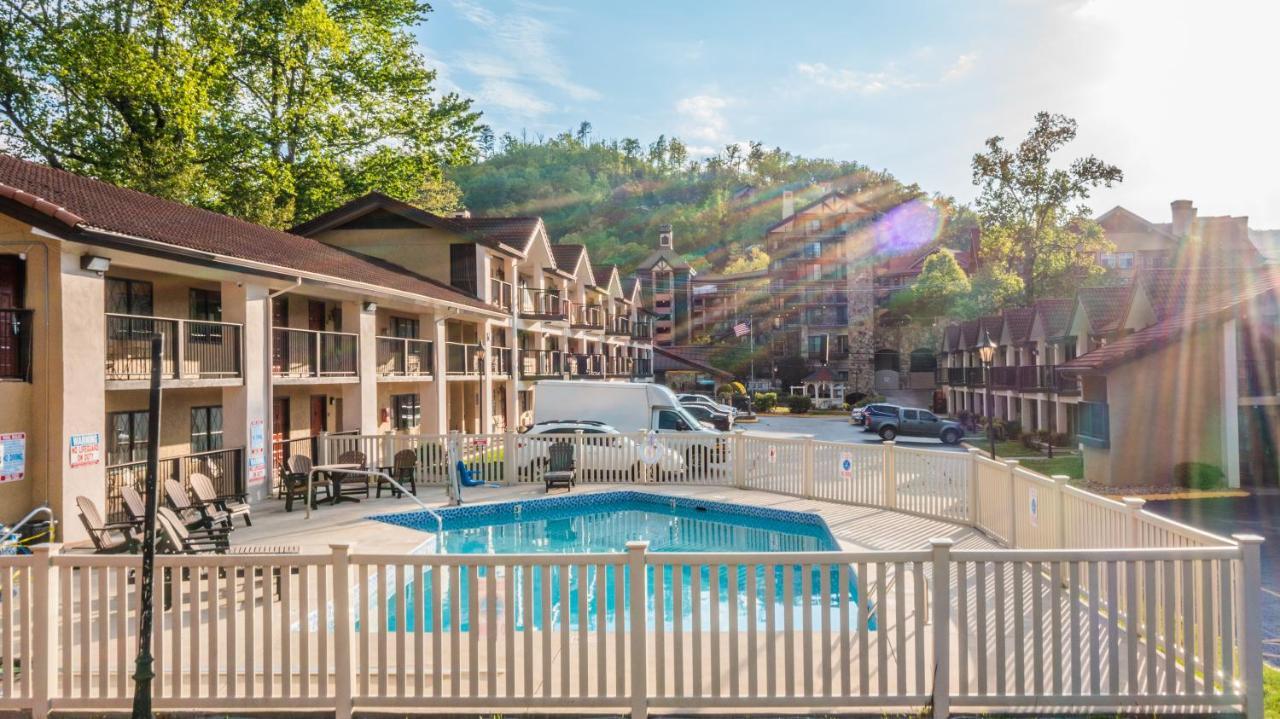 Super 8 By Wyndham Downtown Gatlinburg At Convention Center Hotel Exterior photo