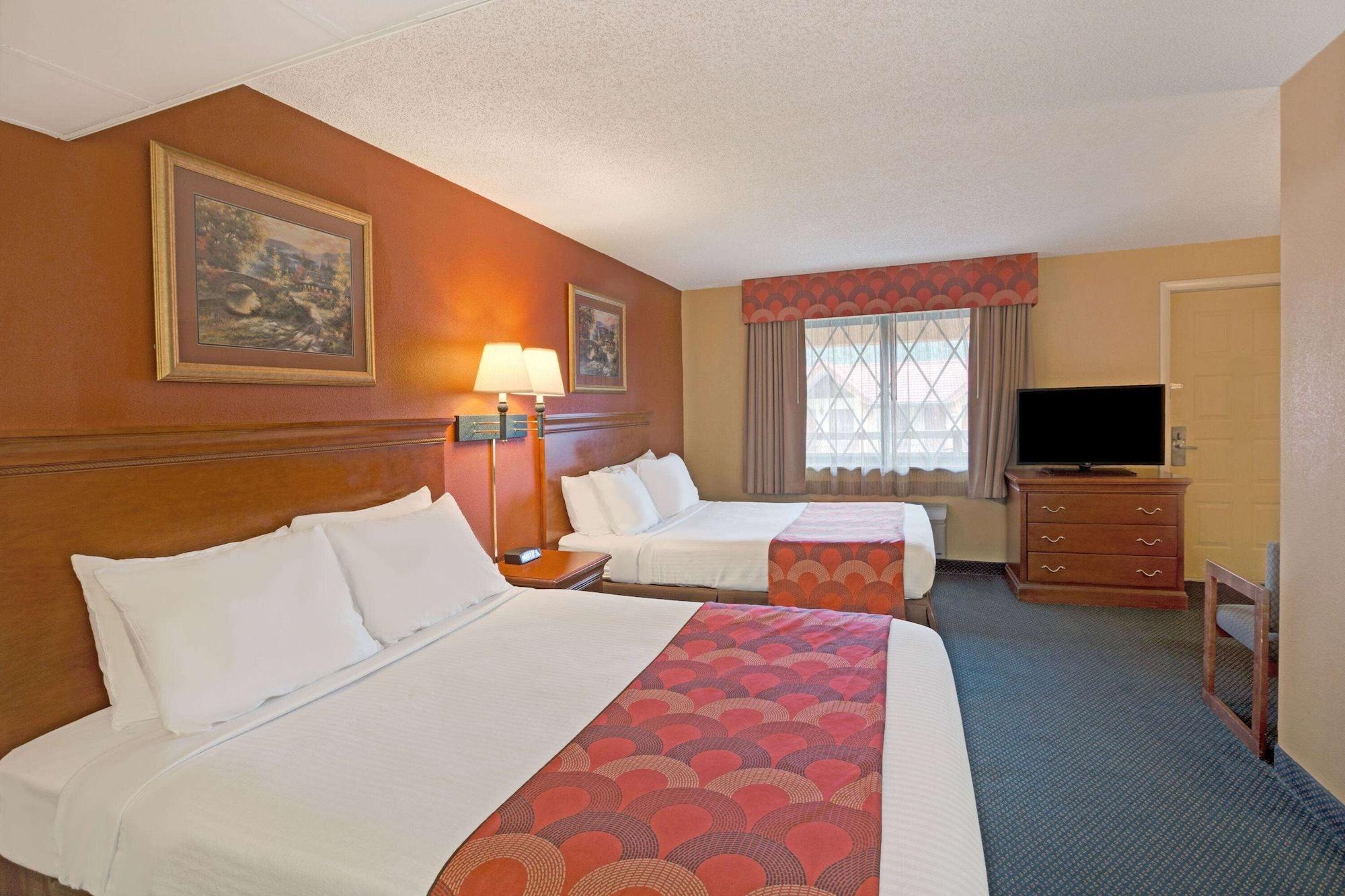 Super 8 By Wyndham Downtown Gatlinburg At Convention Center Hotel Exterior photo