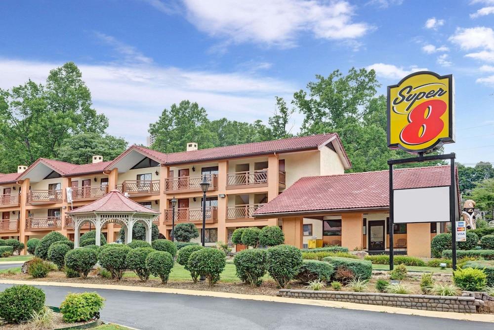 Super 8 By Wyndham Downtown Gatlinburg At Convention Center Hotel Exterior photo