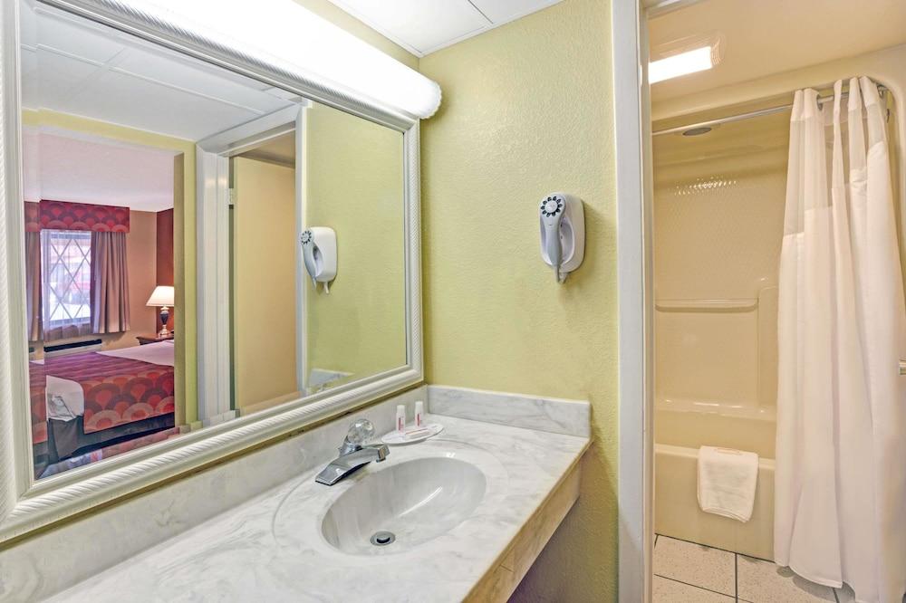 Super 8 By Wyndham Downtown Gatlinburg At Convention Center Hotel Exterior photo