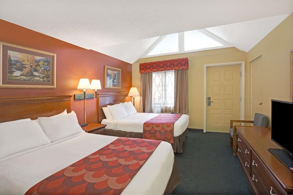 Super 8 By Wyndham Downtown Gatlinburg At Convention Center Hotel Exterior photo