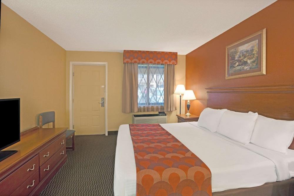 Super 8 By Wyndham Downtown Gatlinburg At Convention Center Hotel Exterior photo