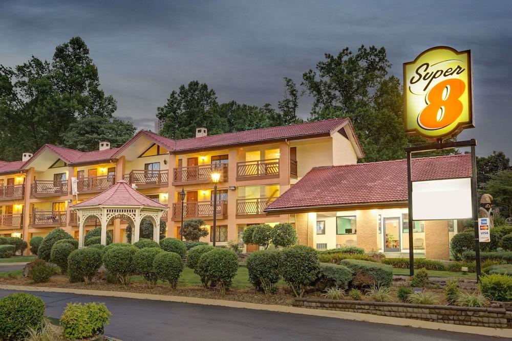 Super 8 By Wyndham Downtown Gatlinburg At Convention Center Hotel Exterior photo