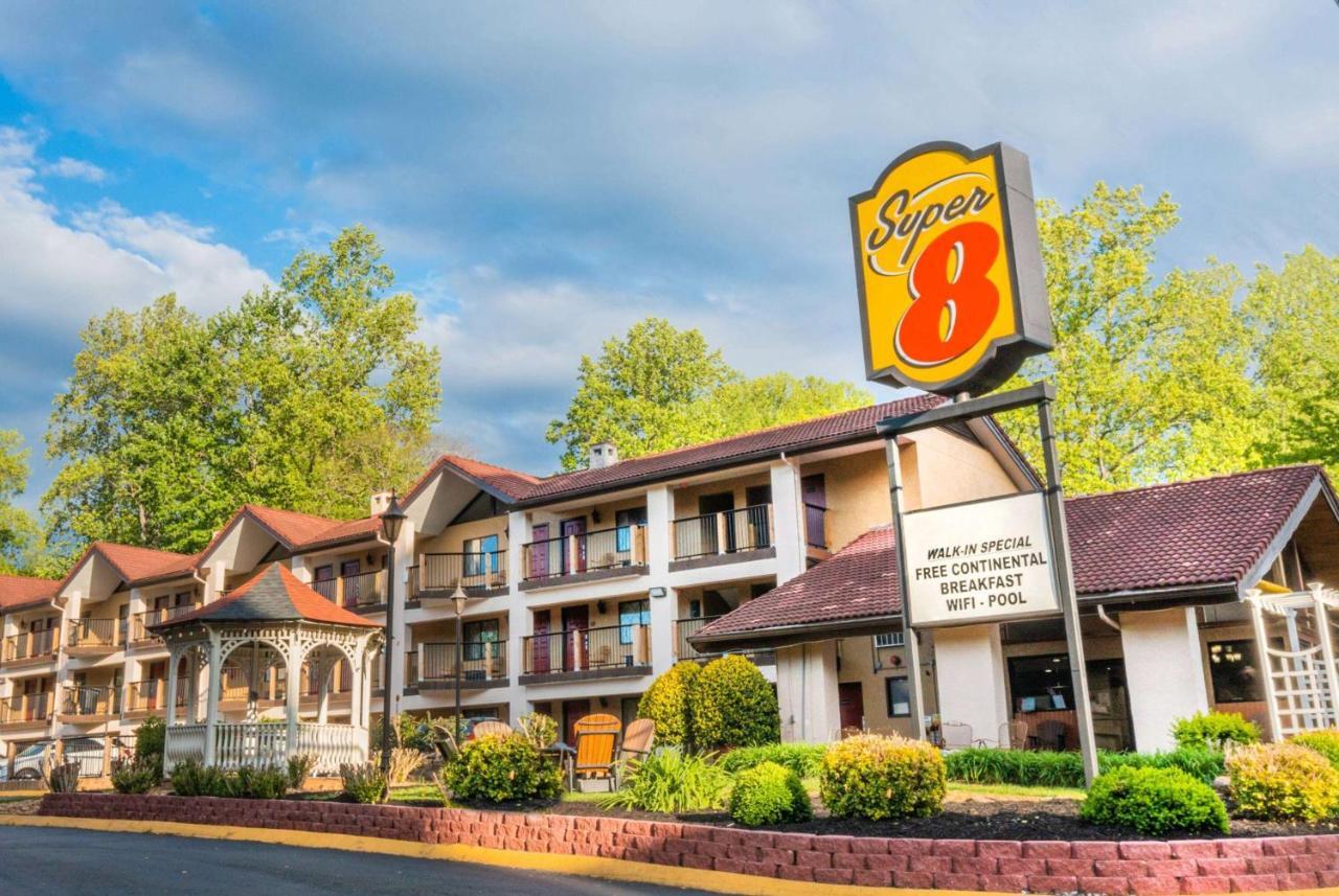 Super 8 By Wyndham Downtown Gatlinburg At Convention Center Hotel Exterior photo