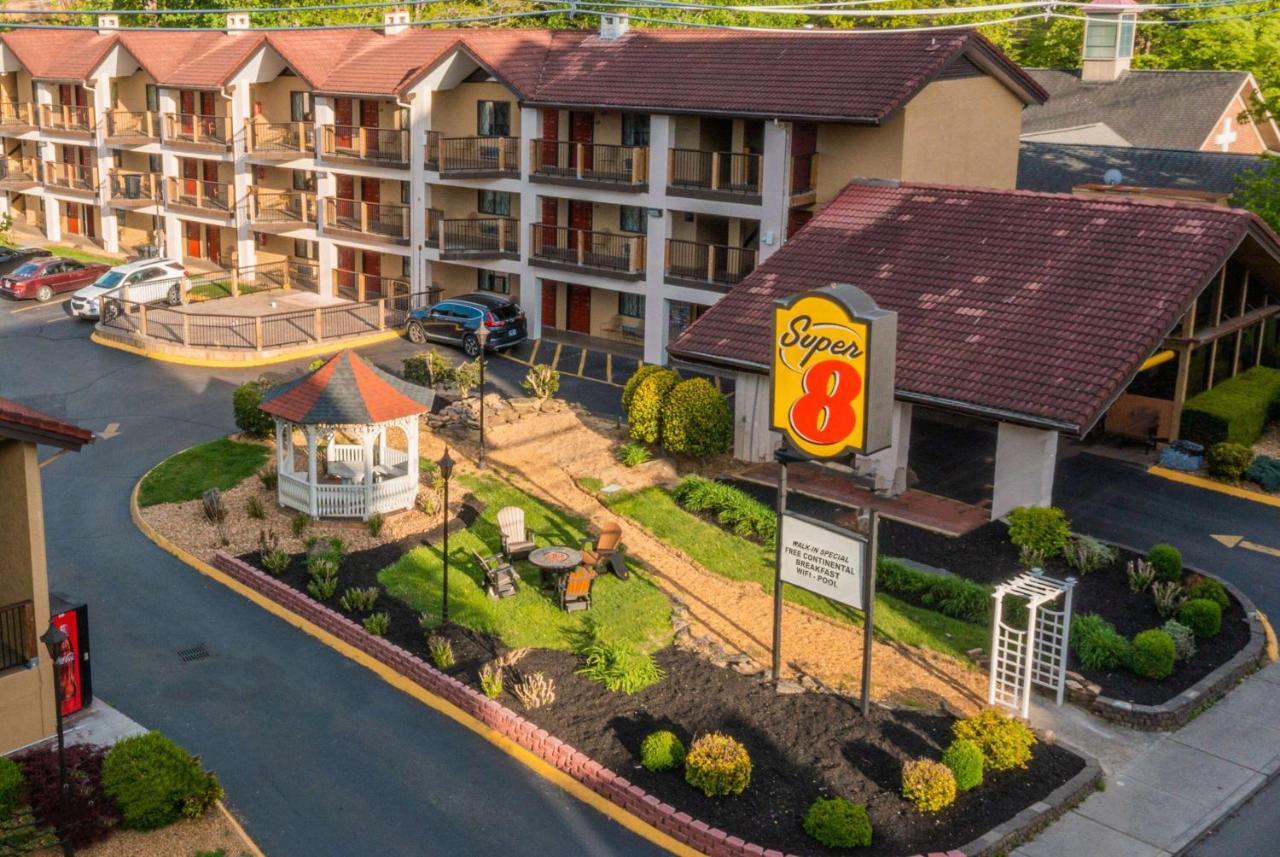 Super 8 By Wyndham Downtown Gatlinburg At Convention Center Hotel Exterior photo