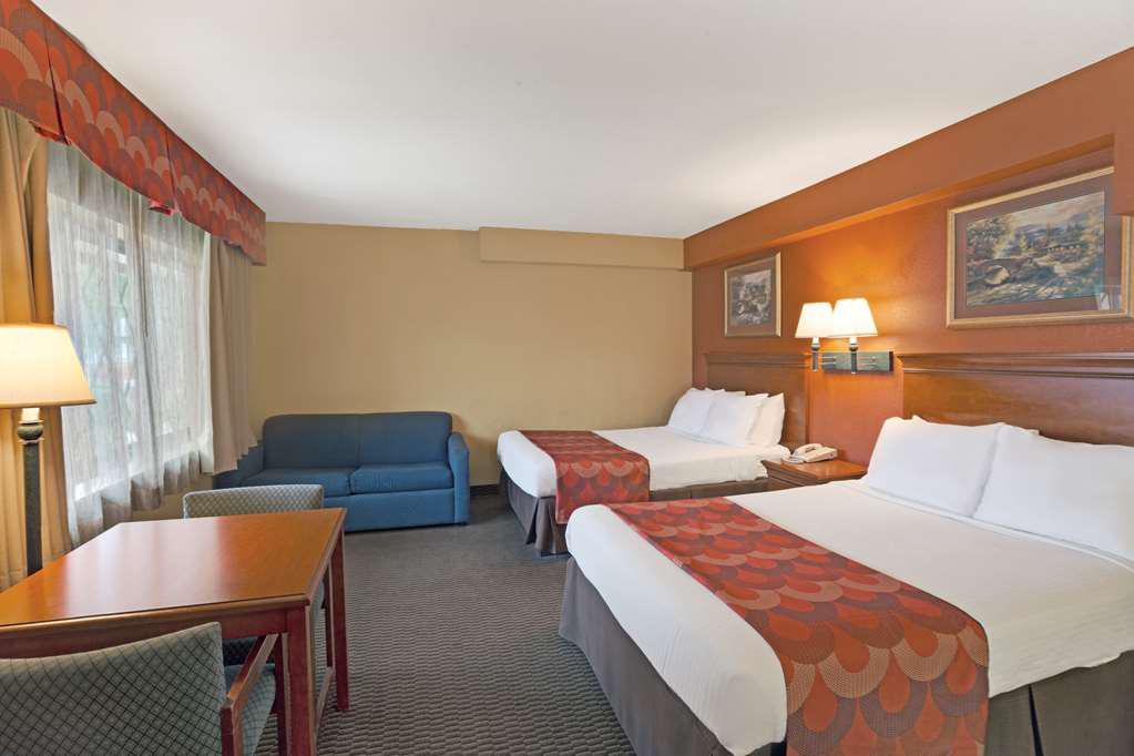 Super 8 By Wyndham Downtown Gatlinburg At Convention Center Hotel Exterior photo