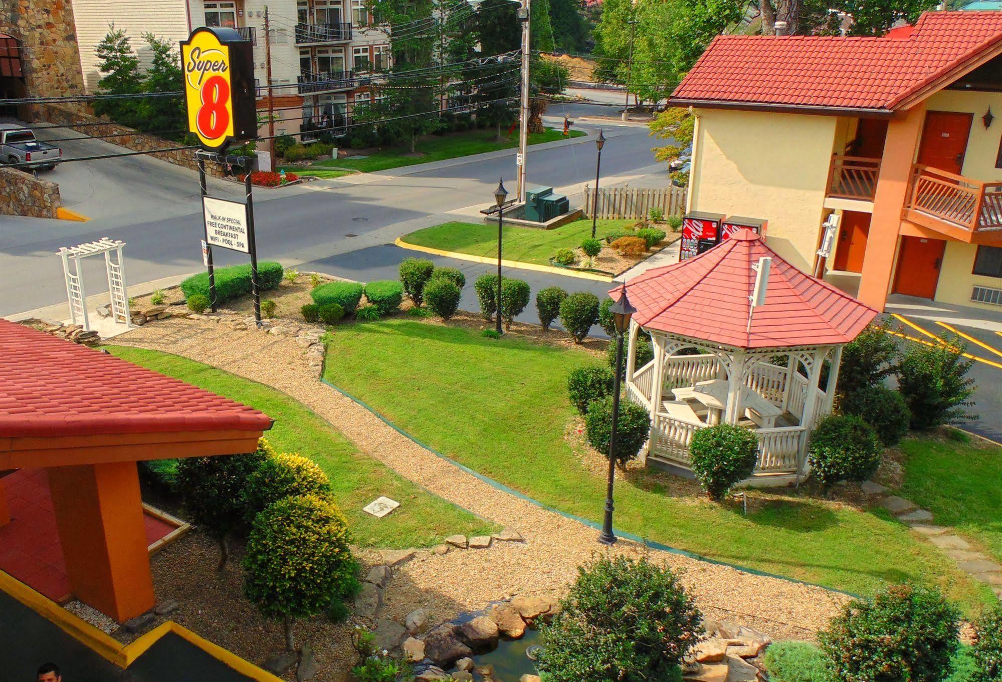 Super 8 By Wyndham Downtown Gatlinburg At Convention Center Hotel Exterior photo